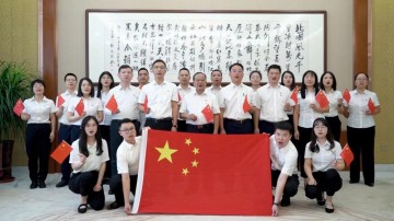 愿以吾輩之奮斗，獻(xiàn)禮祖國之奮進(jìn)|廣東霸王花集團(tuán)獻(xiàn)禮祖國73周年，祝愿祖國國泰民安，繁榮昌盛。