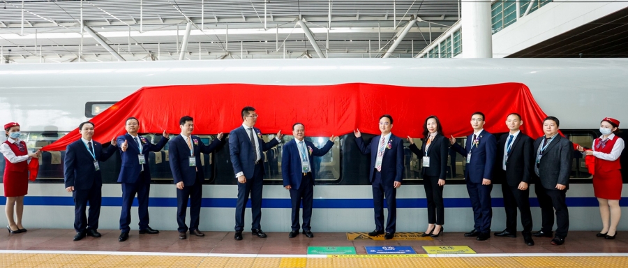 1639728190241280.jpg 朱日楊董事長、朱榮業總裁等人共同為車身貼揭幕.jpg