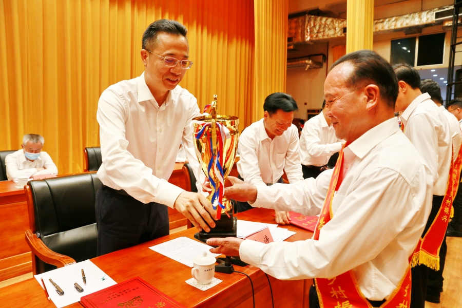 市委書記、市人大常委會(huì)主任林濤（左一）為朱日楊董事長(zhǎng)（右一）頒發(fā)獎(jiǎng)杯.jpg
